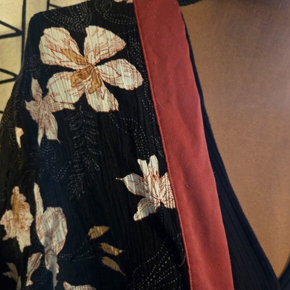 Outfit Combo! v-neck tie-waist cropped tank and floral kimono - Picture 3 of 12